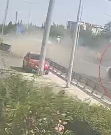 Bariyerlere saplanan otomobilin takla attığı feci kaza kamerada: 3 yaralı