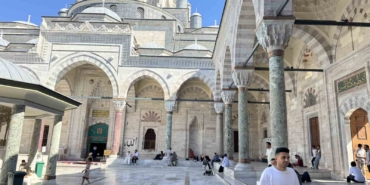 İstanbul sıcaktan bunalınca tarihi camilere sığındı