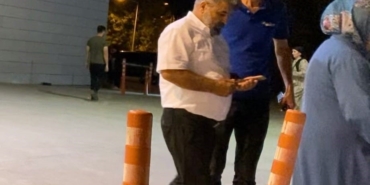 Yüksek sesle müzik dinleyen çocukları attığı şişeyle vurdu