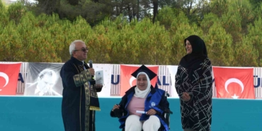 Engelleri azmiyle aştı, mezuniyetine annesiyle ulaştı