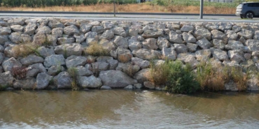 Edremit Çayı’ndan yayılan kötü koku tepkilere neden oldu