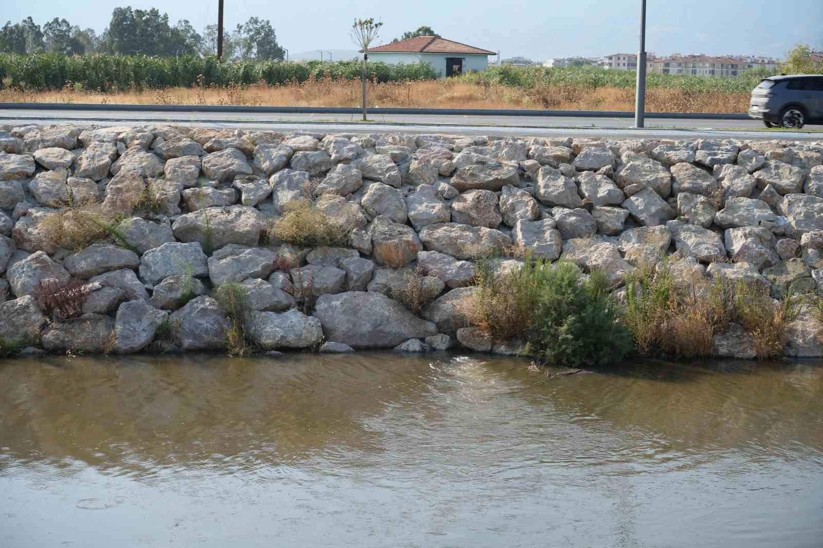 Edremit Çayı’ndan yayılan kötü koku tepkilere neden oldu