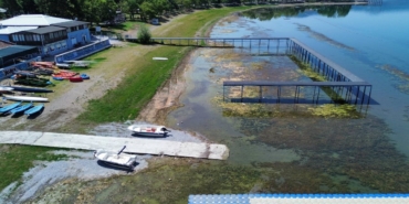 İznik Gölü’nde korkutan görüntü...En büyük iskelesi karaya oturdu