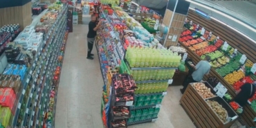 Fatih’te marketten çikolata hırsızlığı kamerada