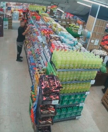 Fatih’te marketten çikolata hırsızlığı kamerada