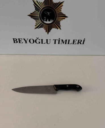 Beyoğlu’nda laf atma kavgası kanlı bitti:1 ağır yaralı