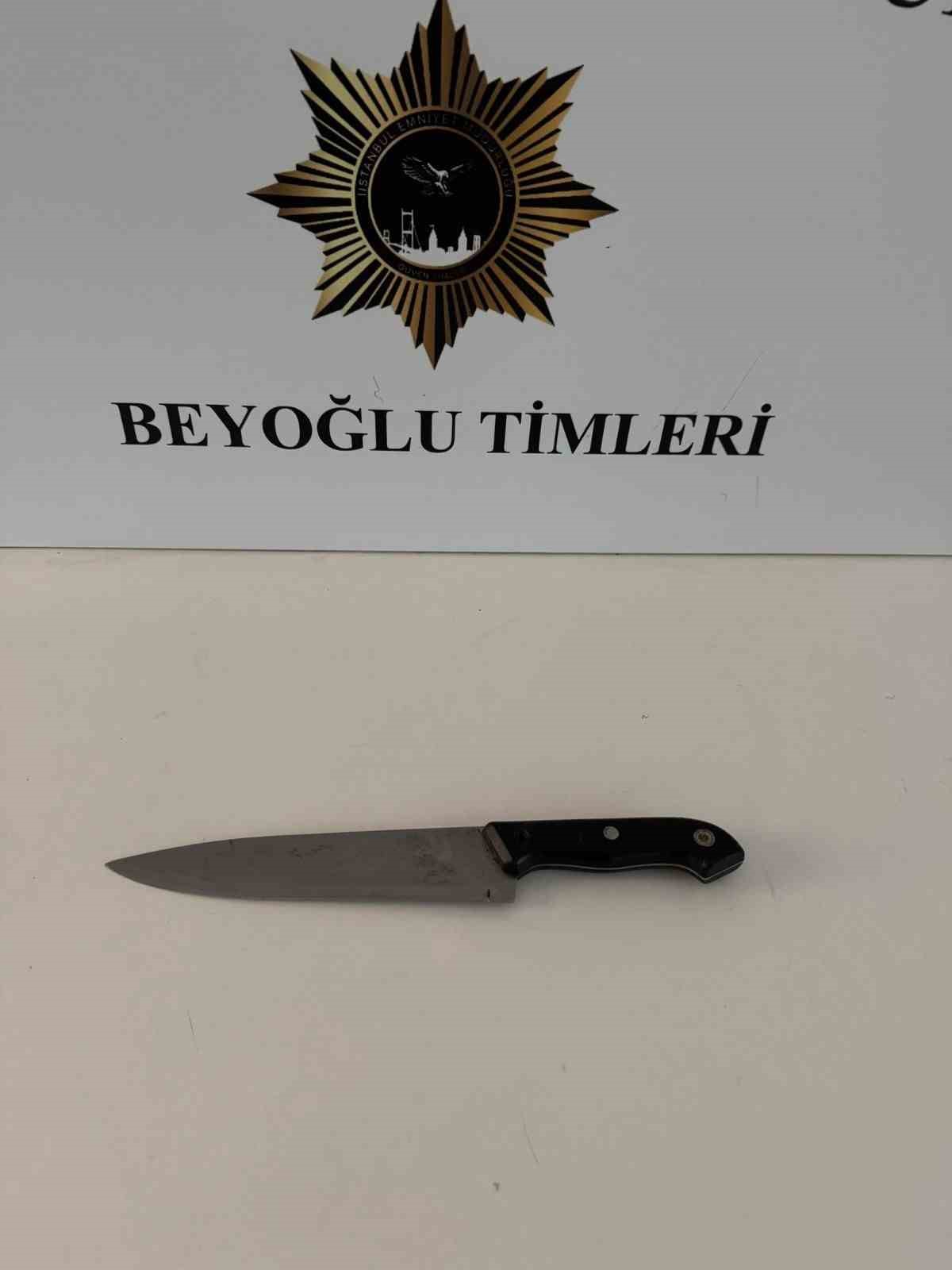 Beyoğlu’nda laf atma kavgası kanlı bitti:1 ağır yaralı