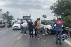 Tuzla’da motosiklet yol kenarında bekleyen arızalı araca çarptı: 2 yaralı