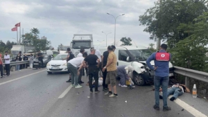 Tuzla’da motosiklet yol kenarında bekleyen arızalı araca çarptı: 2 yaralı