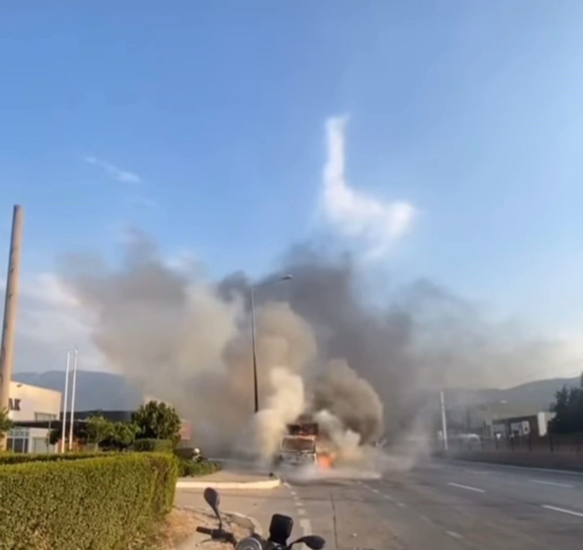 Seyir halindeki kamyonet bir anda alev topuna döndü