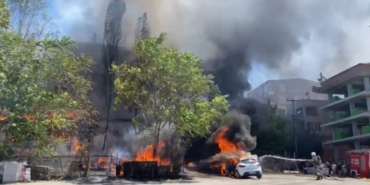 Küçükçekmece’de gecekonduda başlayan yangın otomobile sıçradı