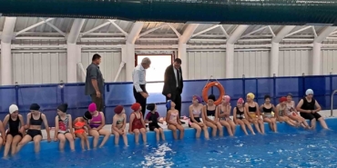 Pazaryerili çocuklar ilk defe havuzla tanıştı