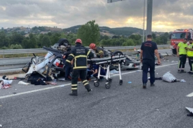 Kuzey Marmara’da otomobil yön tabelasına çarptı: 1 ölü, 4 yaralı