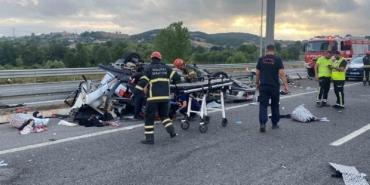 Kuzey Marmara’da otomobil yön tabelasına çarptı: 1 ölü, 4 yaralı