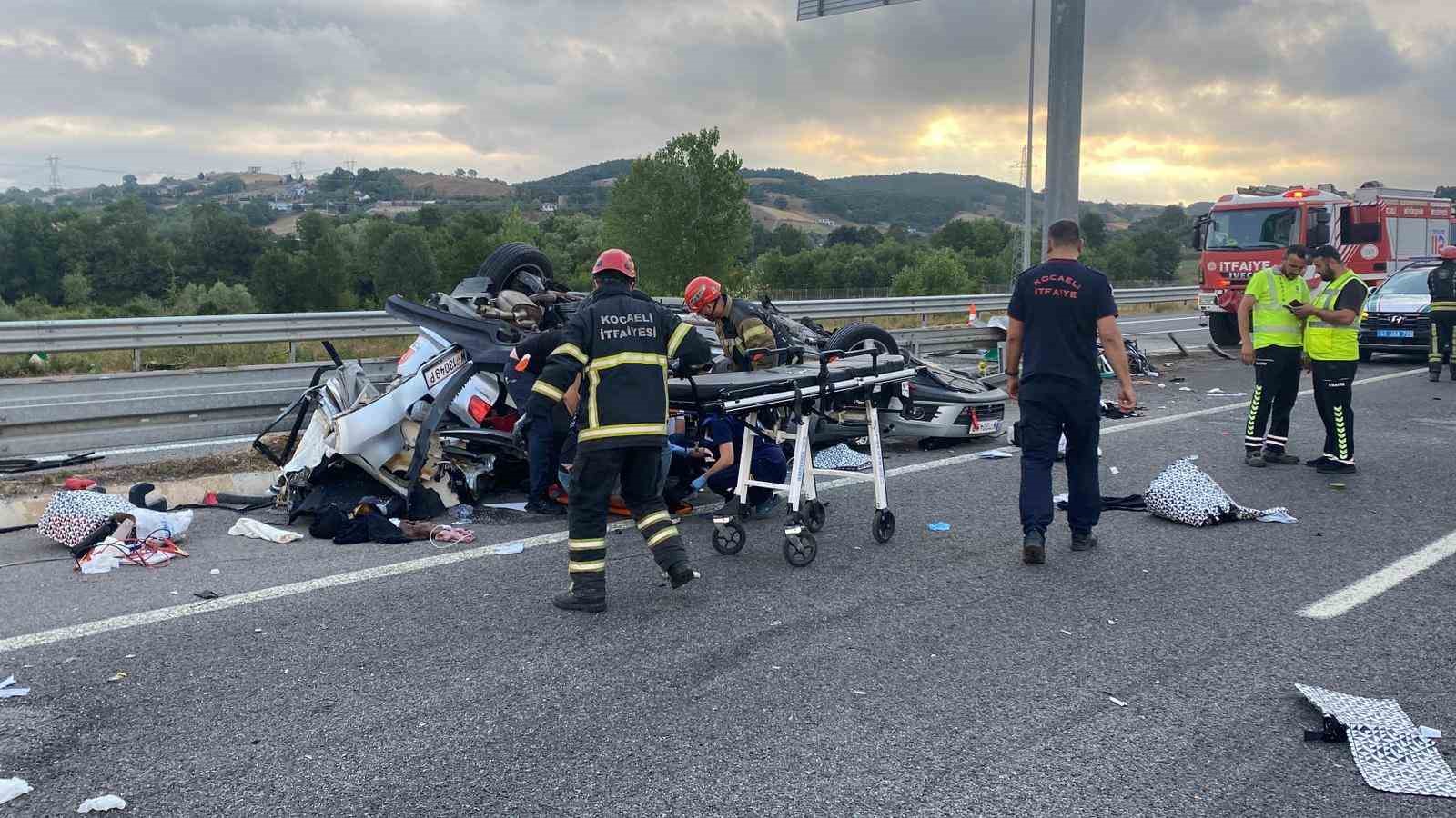 Kuzey Marmara’da otomobil yön tabelasına çarptı: 1 ölü, 4 yaralı