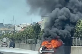 Yanan otomobilden geriye hurda yığını kaldı