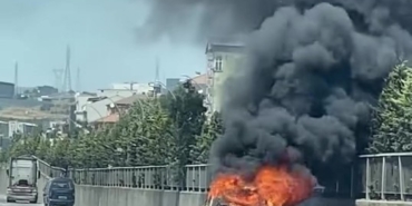 Yanan otomobilden geriye hurda yığını kaldı