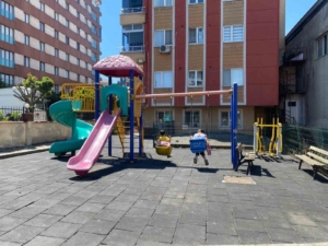 Çekmeköy’de demir kapının üzerine devrildiği 10 yaşındaki çocuk hayatını kaybetti