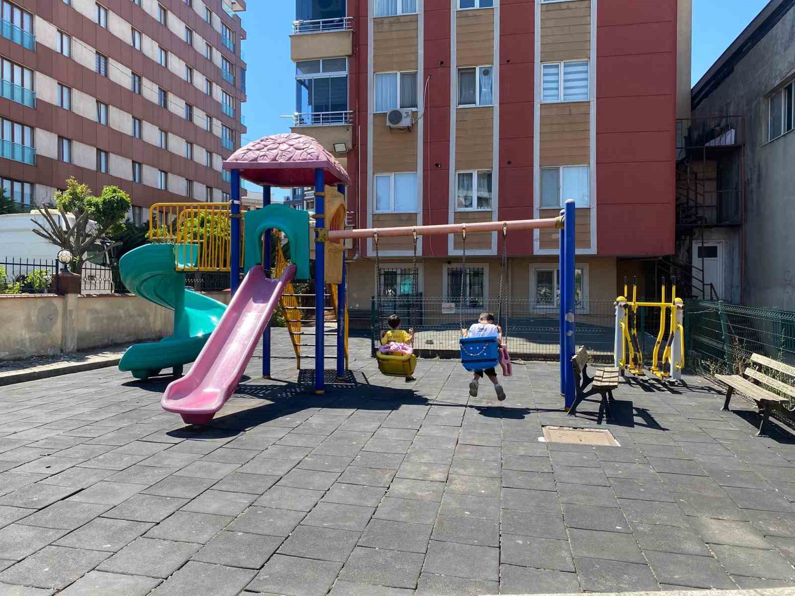 Çekmeköy’de demir kapının üzerine devrildiği 10 yaşındaki çocuk hayatını kaybetti