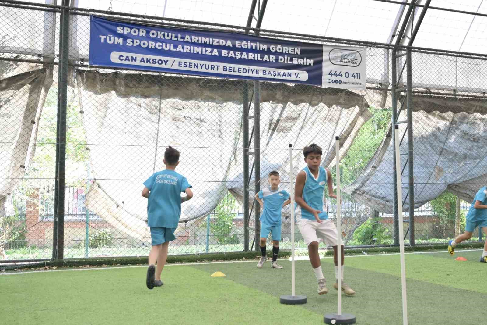 Esenyurt Belediye Başkan Vekili Can Aksoy’dan yaz spor okullarına ziyaret