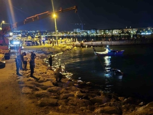 Silivri’de park halindeki araç denize uçtu