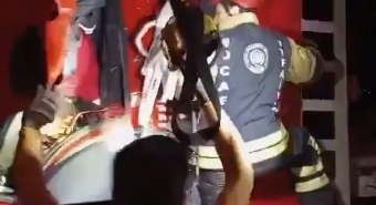 Tır, tıra arkadan çarptı: Sıkışan sürücüyü kurtardılar