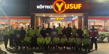Köfteci Yusuf, yangınla mücadele eden ekiplere kapılarını açtı