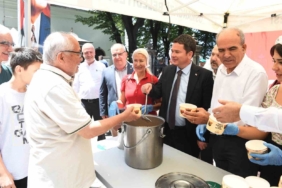 Başkan Aydın vatandaşlara aşure dağıttı