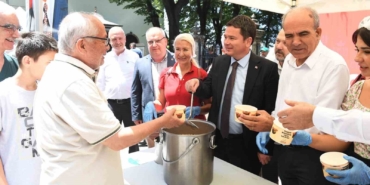 Başkan Aydın vatandaşlara aşure dağıttı