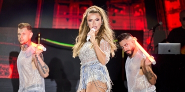 Hadise Kıbrıs’ta Sahne Şovuyla Mest Etti