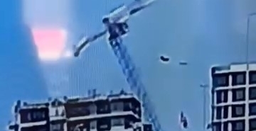 İnşaat alanındaki vincin devrilme anı kamerada