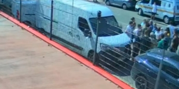 Kadın muhabire görevi başında linç girişimi kamerada: "Paramparça ederiz"