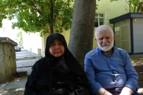 Kızı ve damadıyla ortak aldıkları evden atılan yaşlı çift, günlerini cami avlusunda geçiriyor