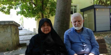 Kızı ve damadıyla ortak aldıkları evden atılan yaşlı çift, günlerini cami avlusunda geçiriyor
