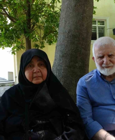Kızı ve damadıyla ortak aldıkları evden atılan yaşlı çift, günlerini cami avlusunda geçiriyor