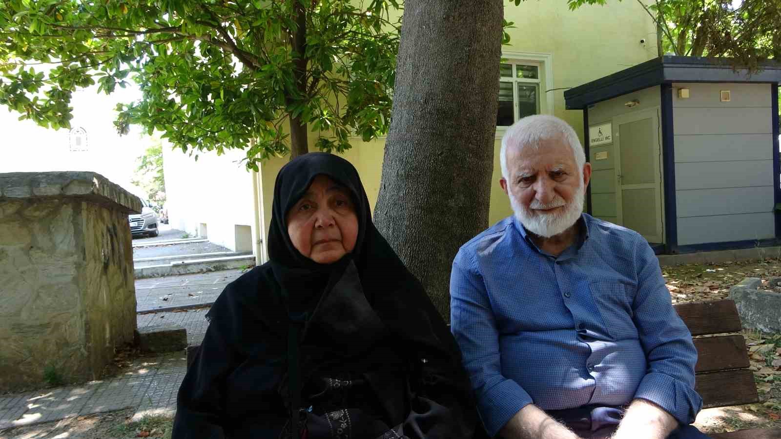 Kızı ve damadıyla ortak aldıkları evden atılan yaşlı çift, günlerini cami avlusunda geçiriyor