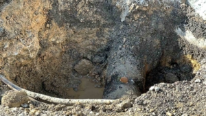 Kadıköy’de su borusu patladı: Tazyikli su metrelerce havaya fışkırdı