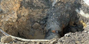 Kadıköy’de su borusu patladı: Tazyikli su metrelerce havaya fışkırdı