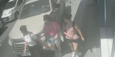 Alkollü sürücü kaldırımda yürüyen yayalara çarptı: 2 yaralı