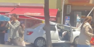 Sancaktepe’de kontrolden çıkan otomobil bakkal dükkanına daldı