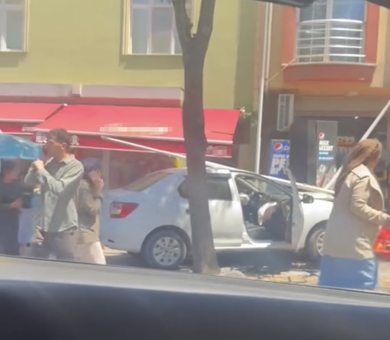 Sancaktepe’de kontrolden çıkan otomobil bakkal dükkanına daldı