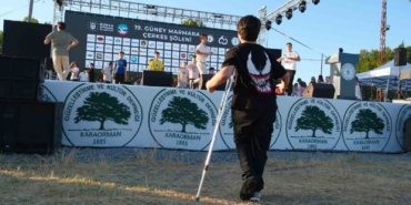 Arkadaşları sahnede hünerlerini sergilerken, o kırık ayağı ile uzaktan katıldı