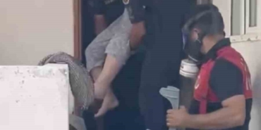 Ayvacık’taki yangında itfaiye ve jandarma ekipleri, yürüyemeyen yaşlı kadını kurtardı