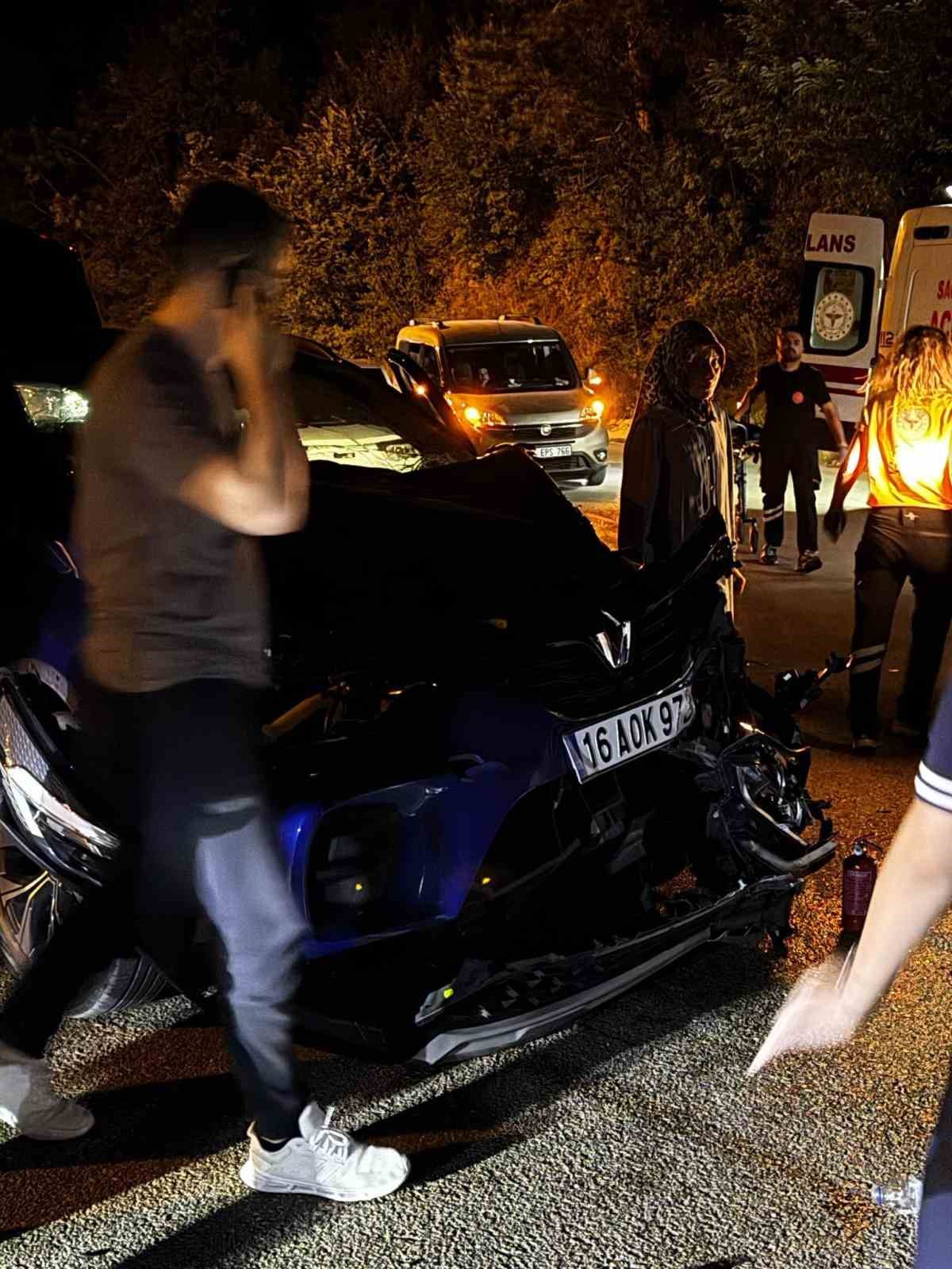 Ters yönden ilerleyen otomobil, kamyonetle çarpıştı : 2 yaralı