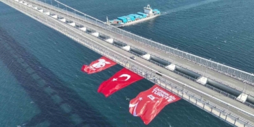 1915 Çanakkale Köprüsüne dev Türk bayrağı asıldı