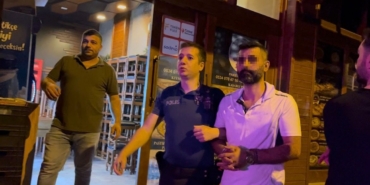 Kavga ederken kendilerini ayırmak isteyen polise bıçak çeken şahıslar, böyle etkisiz hale getirildi