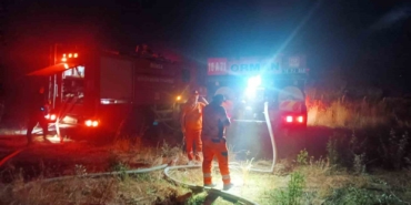 Otluk alanda çıkan yangın ağaçlık alana sıçradı