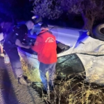 Burhaniye’de otomobil tek taraflı kazaya karıştı: 3 kişi yaralandı
