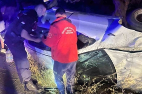 Burhaniye’de otomobil tek taraflı kazaya karıştı: 3 kişi yaralandı