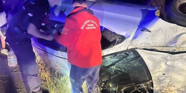Burhaniye’de otomobil tek taraflı kazaya karıştı: 3 kişi yaralandı